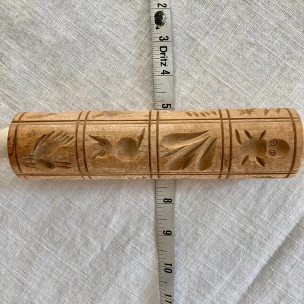 Vintage embossing spingerie folk art rolling pin.
